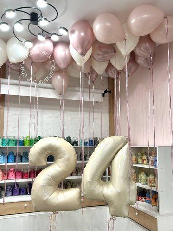 Цифри і 25 кульок під стелю з дощиком