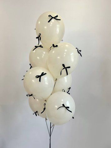 7 молочних кульок з бантиками