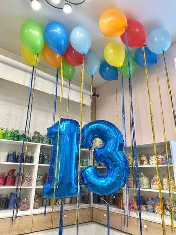 Набір з цифрами і 15 кольорових кульок на дощику